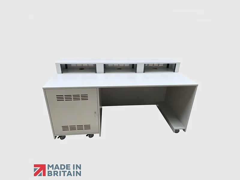 AV Desk 06